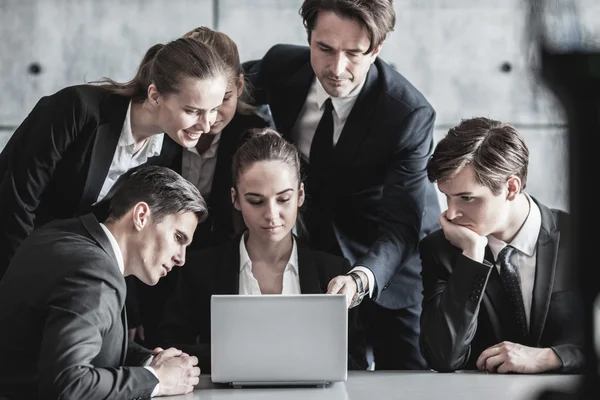 Business people look at laptop — Stock Photo, Image
