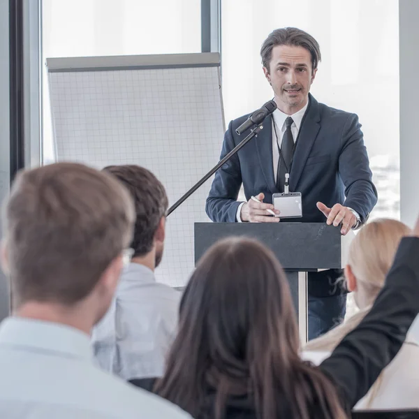 Referent bei der Präsentation vor Publikum — Stockfoto