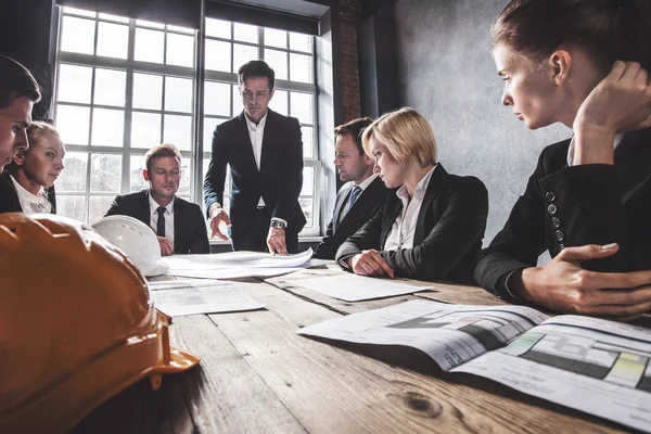 Arquitectos de construcción en oficina — Foto de Stock