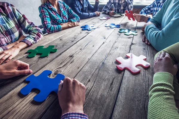 Üzletemberek és a puzzle — Stock Fotó