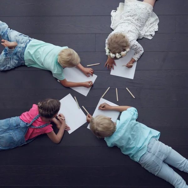 다채 로운 연필로 바닥에 그림을 그리고 있는 귀여운 어린이들의 그룹 — 스톡 사진