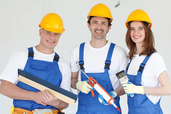 Lachende werknemers met hulpmiddelen — Stockfoto