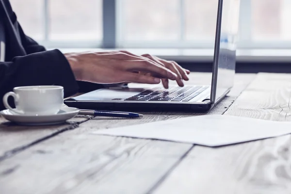 Man using laptop — Stock Photo, Image