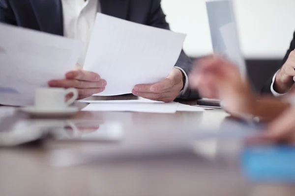 Mensen uit het bedrijfsleven samenwerken tijdens vergadering — Stockfoto