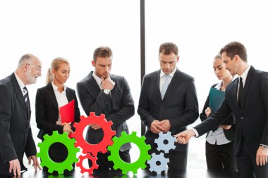 İş adamları ve cogwheels