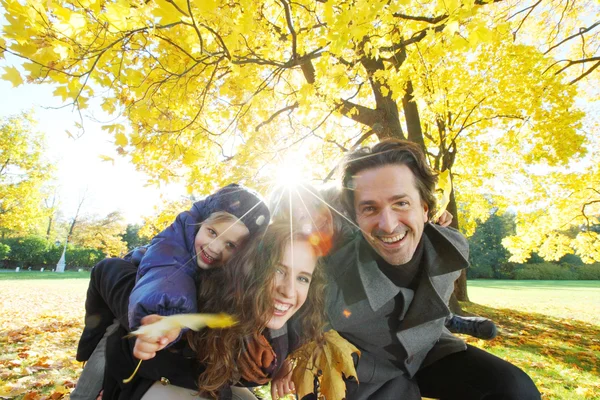 Jeune famille dans le parc d'automne — Photo
