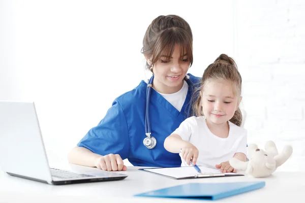 Criança paciente e médico — Fotografia de Stock