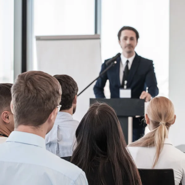 Conférencier lors de la présentation au public — Photo