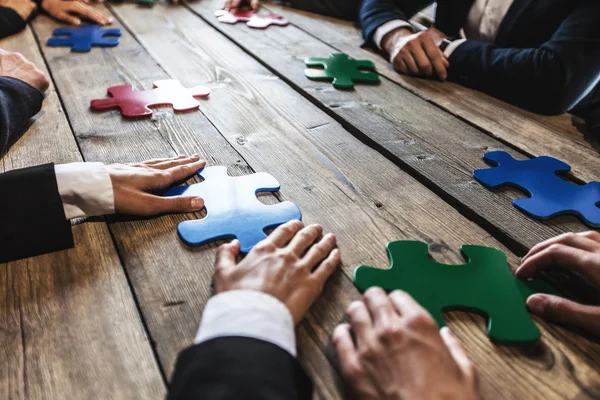 Gente de negocios y rompecabezas — Foto de Stock