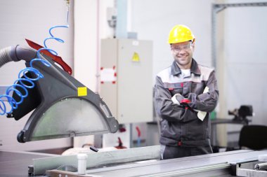 Cnc makine dükkanında çalışan