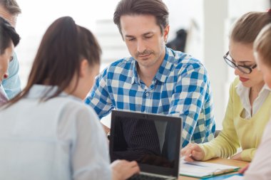 İnsanlar raporları ile çalışma