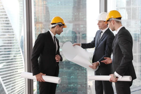 Businessmen and architect team — Stock Photo, Image