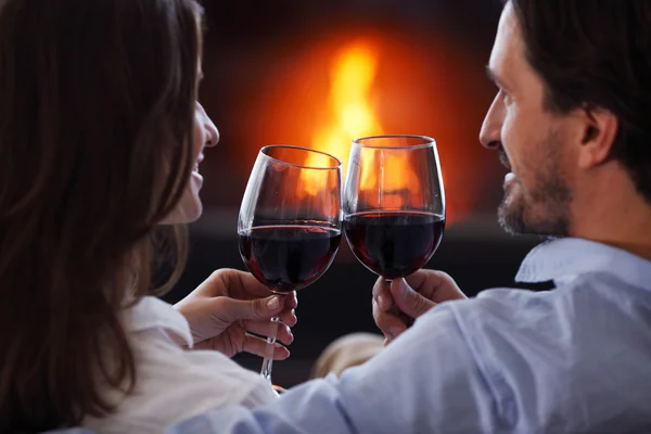 Romantisches Paar trinkt Wein — Stockfoto