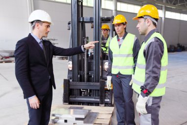 İşçiler ve yükleyici fabrikasında