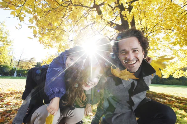 Ung familj i höst park — Stock fotografie