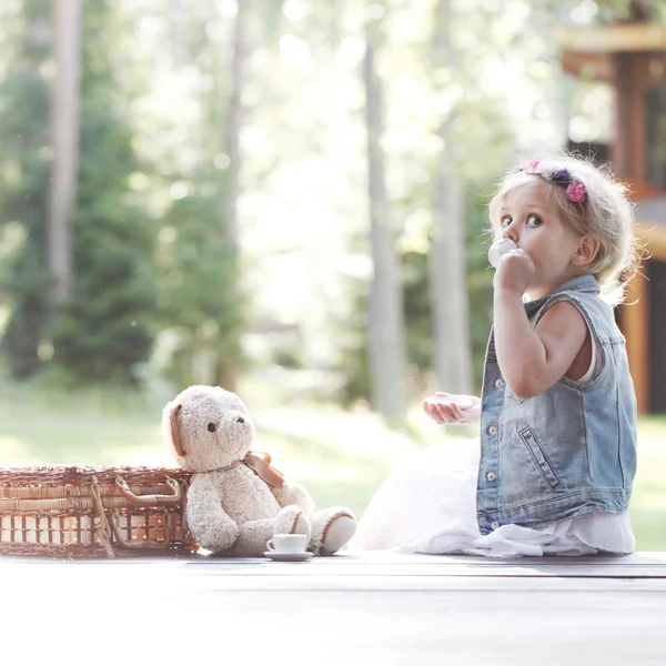 Menina jogando com ursinho de pelúcia — Fotografia de Stock