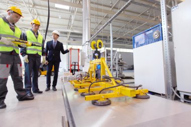 İşçiler ve kaldırma aygıt