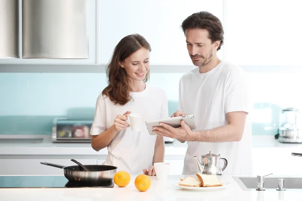 Couple cooking breakfast — Stock Photo, Image