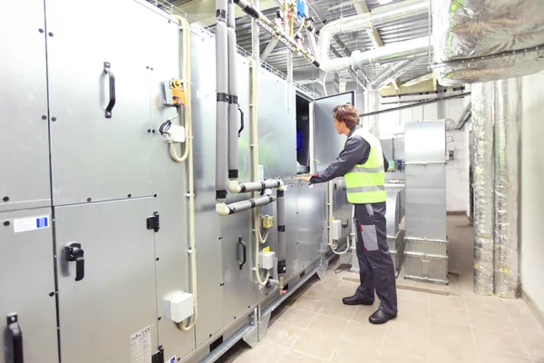 Trabajador en planta CNC — Foto de Stock