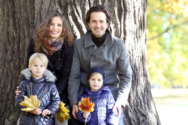 Famille dans le parc d'automne — Photo