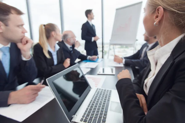 Affärsmän och finansiella rapporter — Stockfoto