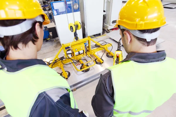 Trabajadores y dispositivo de elevación — Foto de Stock