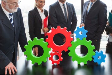 İş adamları ve cogwheels