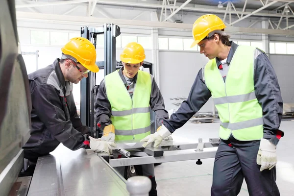 Trabajadores en el taller de máquinas CNC — Foto de Stock