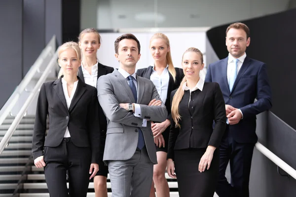 Gente de negocios en escaleras — Foto de Stock