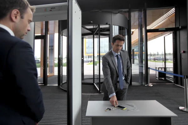 Adam güvenlik kapılarında