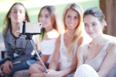 arkadaşlar selfie alarak