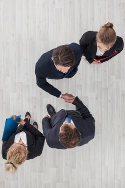 İş Adamları Tokalaşıyor