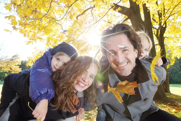 Młode rodziny w parku jesień — Zdjęcie stockowe
