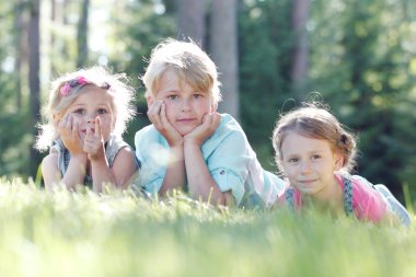 Çim döşeme çocuk