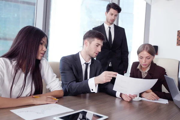 Uomini d'affari che lavorano insieme a una riunione — Foto Stock