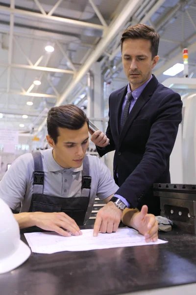 Hombres trabajando con documentos — Foto de Stock