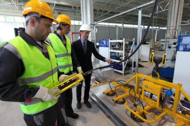 İşçiler ve kaldırma aygıt