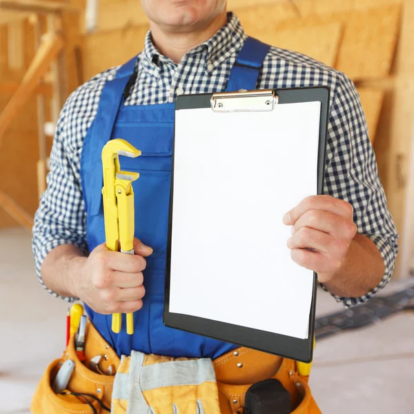 Trabajador con llave inglesa — Foto de Stock