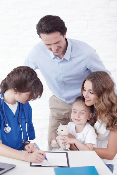 Çocuk doktoru ve aile — Stok fotoğraf