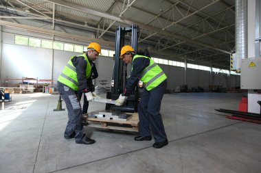 Alüminyum kütük alarak işçi