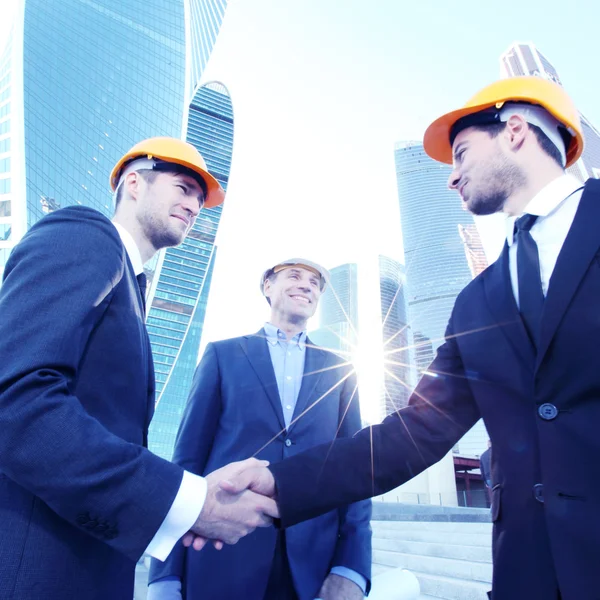 Investor and contractor shaking hands — Stock Photo, Image