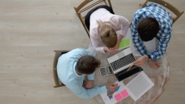 Laptop ve belgeler ile emekçilerin
