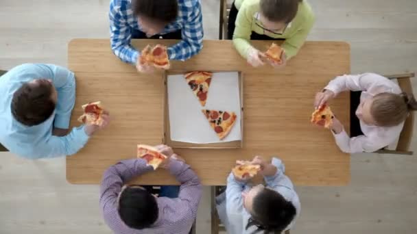 Mensen die eten van pizza — Stockvideo