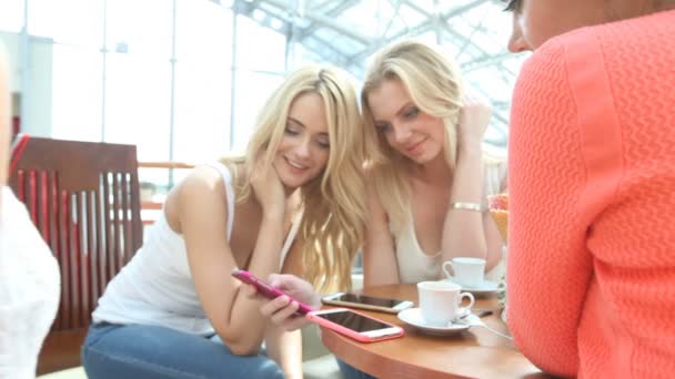 Femmes heureuses avec smartphones — Video