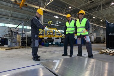 İşçilerin alüminyum çubuklar ile çalışma