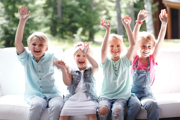 Grupo de niños felices sonriendo al aire libre —  Fotos de Stock