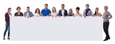 Bir grup mutlu insan birlikte duruyor ve beyaz arkaplanda izole edilmiş mesajınız için boş bir tabela tutuyorlar.