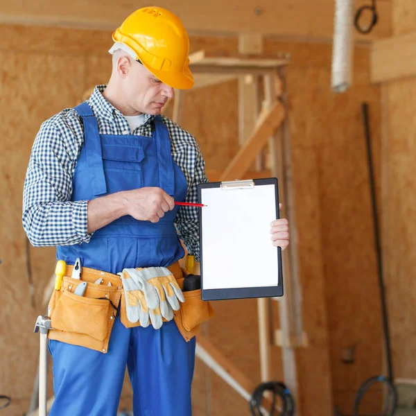 Arbeiter Zeigt Dokument Baustellenbereich Leere Kopierfläche Für Text — Stockfoto