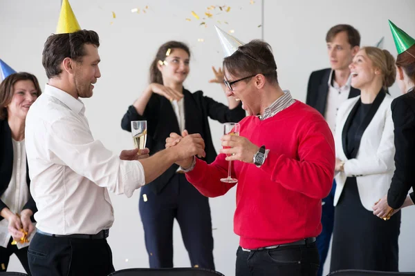 Zakenmensen Drinken Champagne Nieuwjaar Kantoor Vieren — Stockfoto