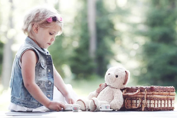 Menina Bonita Jogando Com Ursinho Pelúcia Livre Beber Chá — Fotografia de Stock